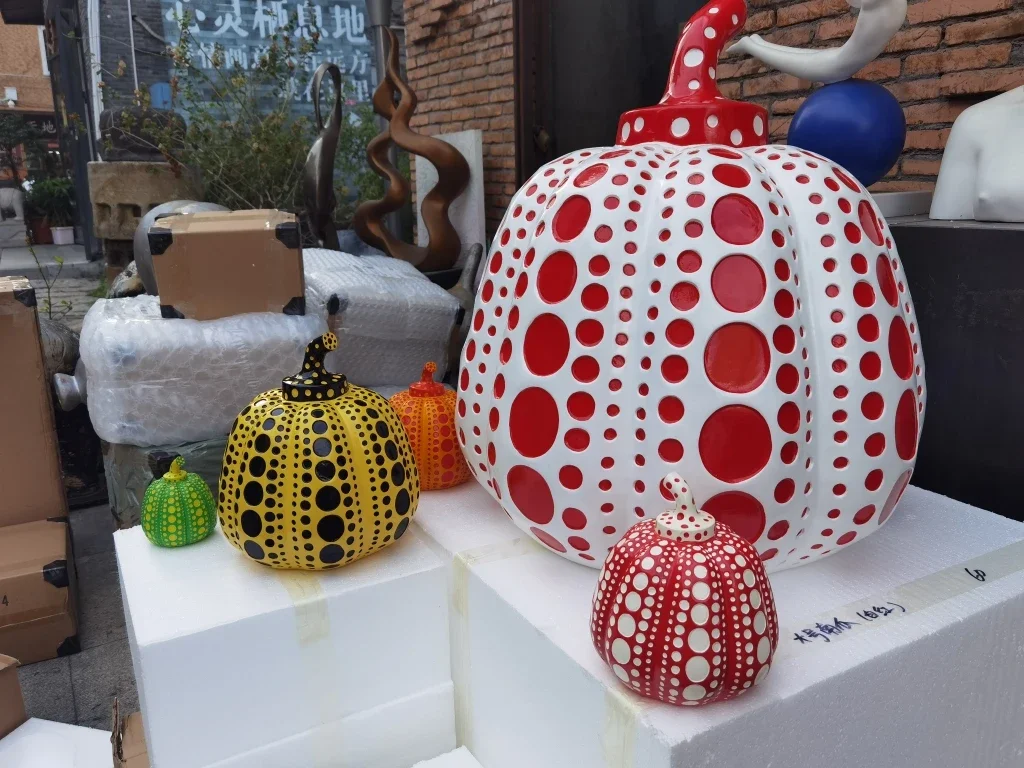 Kusama Yayoi تمثال اليقطين الف - مراجعة Interior Design Japan وسعره