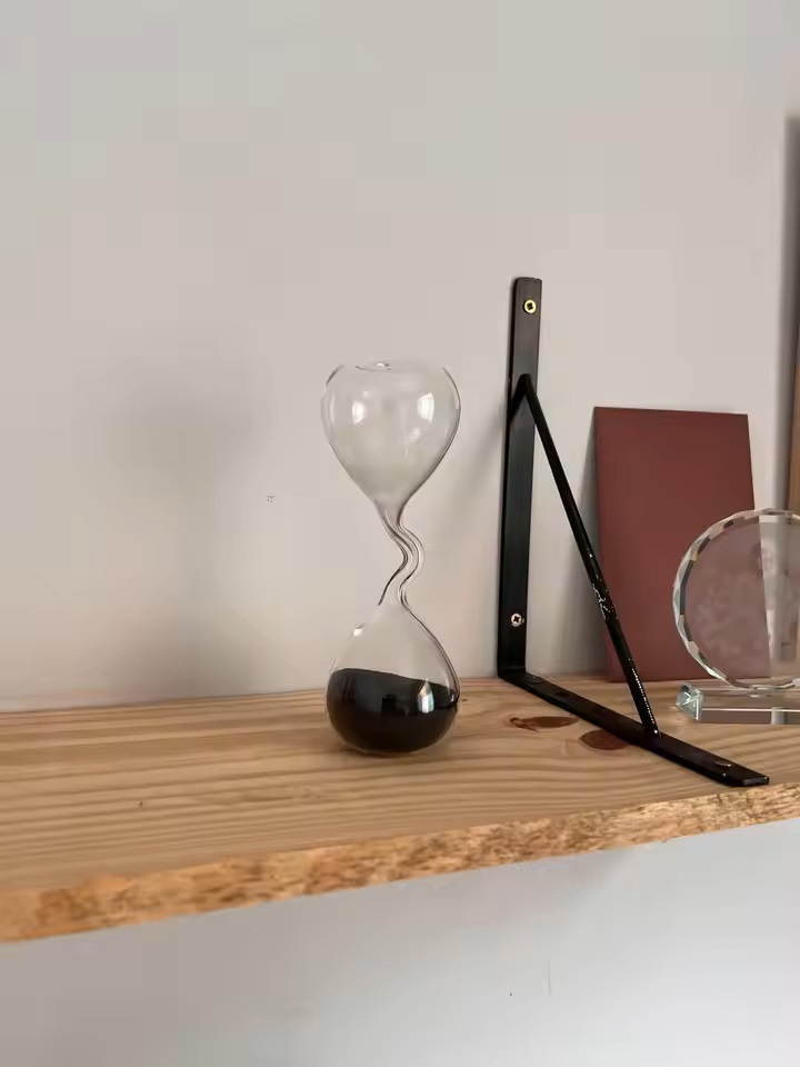 ساعة رملية سوداء بتصميم منحني  - مراجعة Interior Design Years Of School وسعره